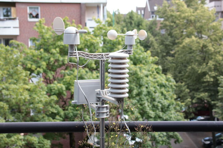Eine Apparatur zur Windmessung ist an einem Stativ angebracht.