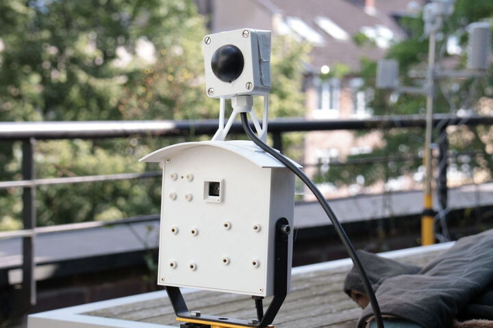 Eine Apparatur zur Lichtmessung ist an einem Stativ angebracht.