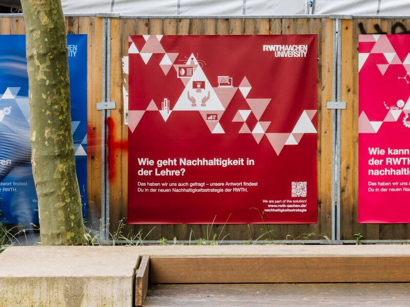Banner zur Nachhaltigkeit an der RWTH Aachen auf einem Bauzaun.