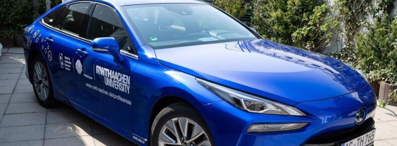 The picture shows a blue car with a white RWTH inscription on the side.