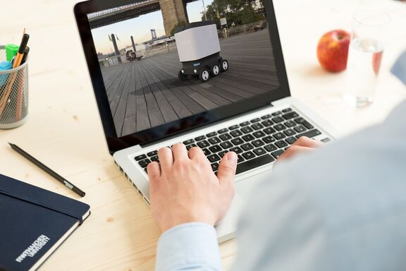 Das Foto zeigt eine Person an einem Laptop. Auf dem Laptopbildschirm sieht man die Abbildung eines Designs des Mikromobils "Urbant". Dieses wird im folgenden Artikel vorgestellt.